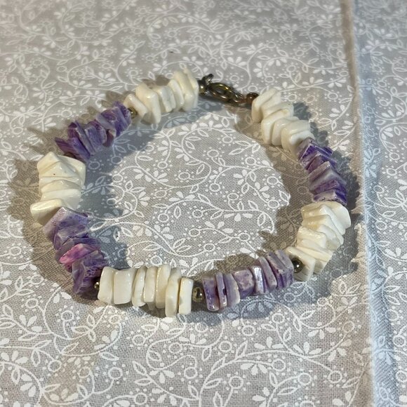 Puka Shell Bracelet 7.25, white and purple. (202) - Picture 1 of 1
